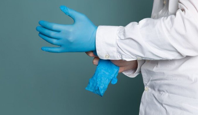 The Benefits of Using Blue Nitrile Gloves in Medical Settings